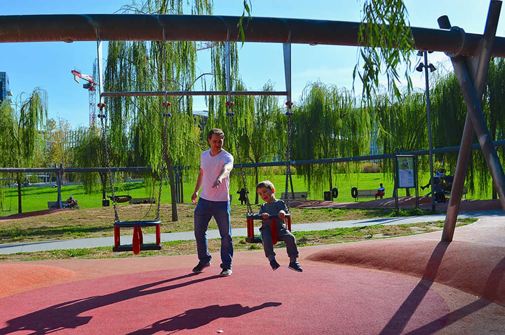 Parque de balanços na Biblioteca degli Alberi em Milão