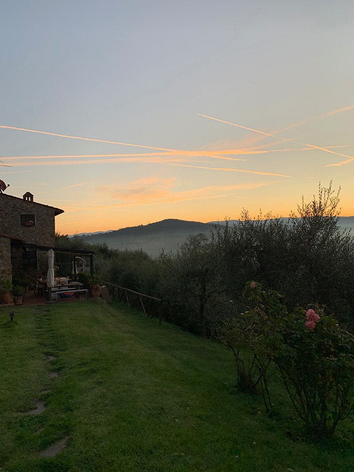 Vista do nascer do sol do nosso Airbnb na Toscana