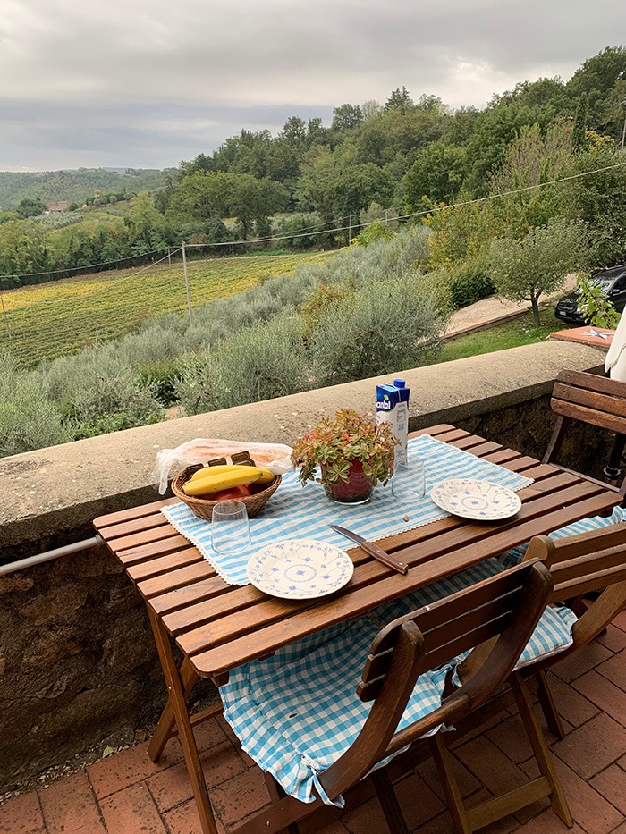 Café da manhã no nosso Airbnb na Toscana