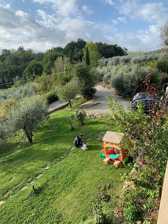 Brincando no nosso Airbnb na Toscana